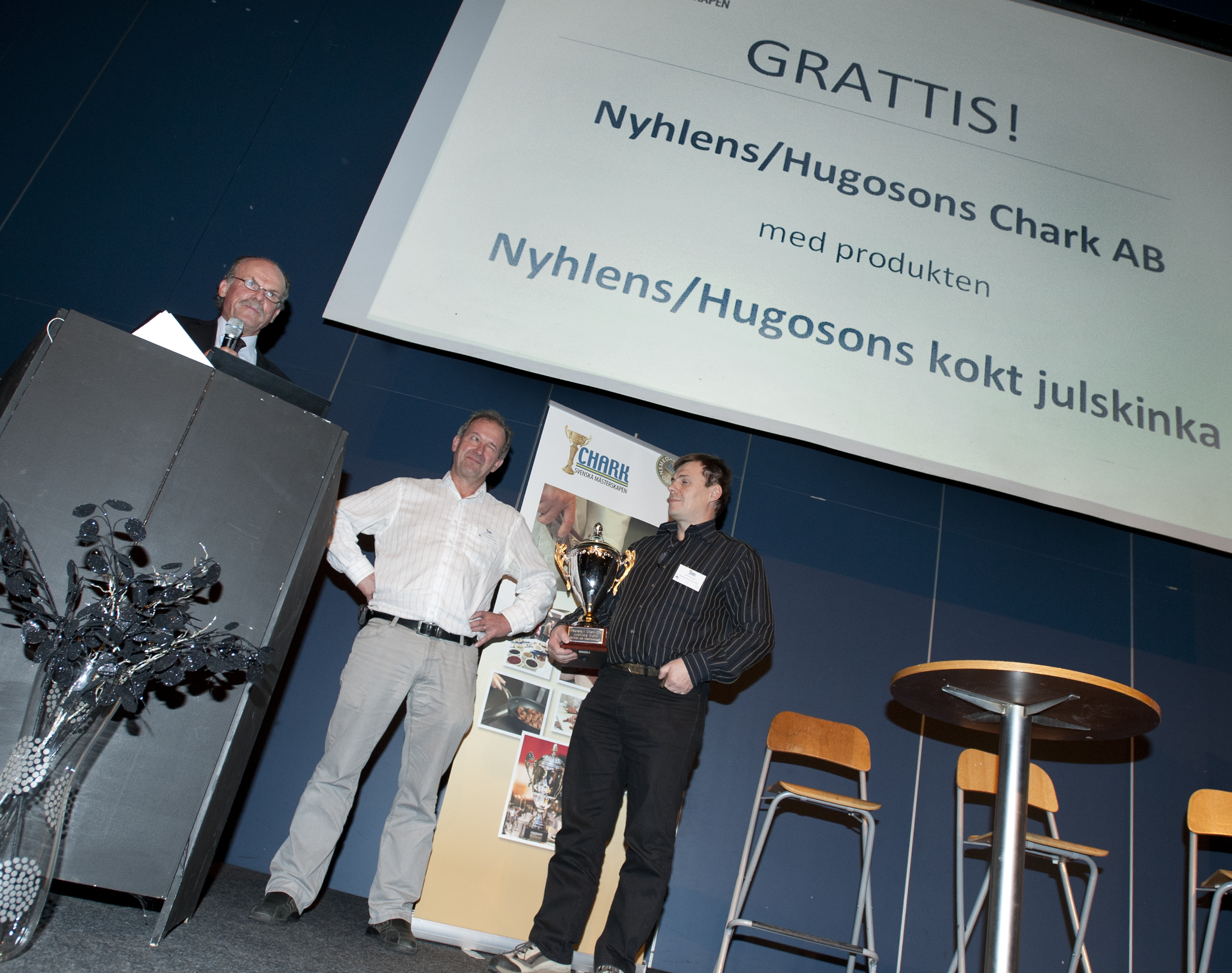 <p><strong>Sveriges bästa julskinka. NyhlénsHugoson var vinnare med produkten ”NyhlénsHugoson kokt skinka”</strong></p>
<p>Mikael Hugoson, vd, och Leif Johansson, plastchef på NyhlénsHugoson tog emot priset.</p>
