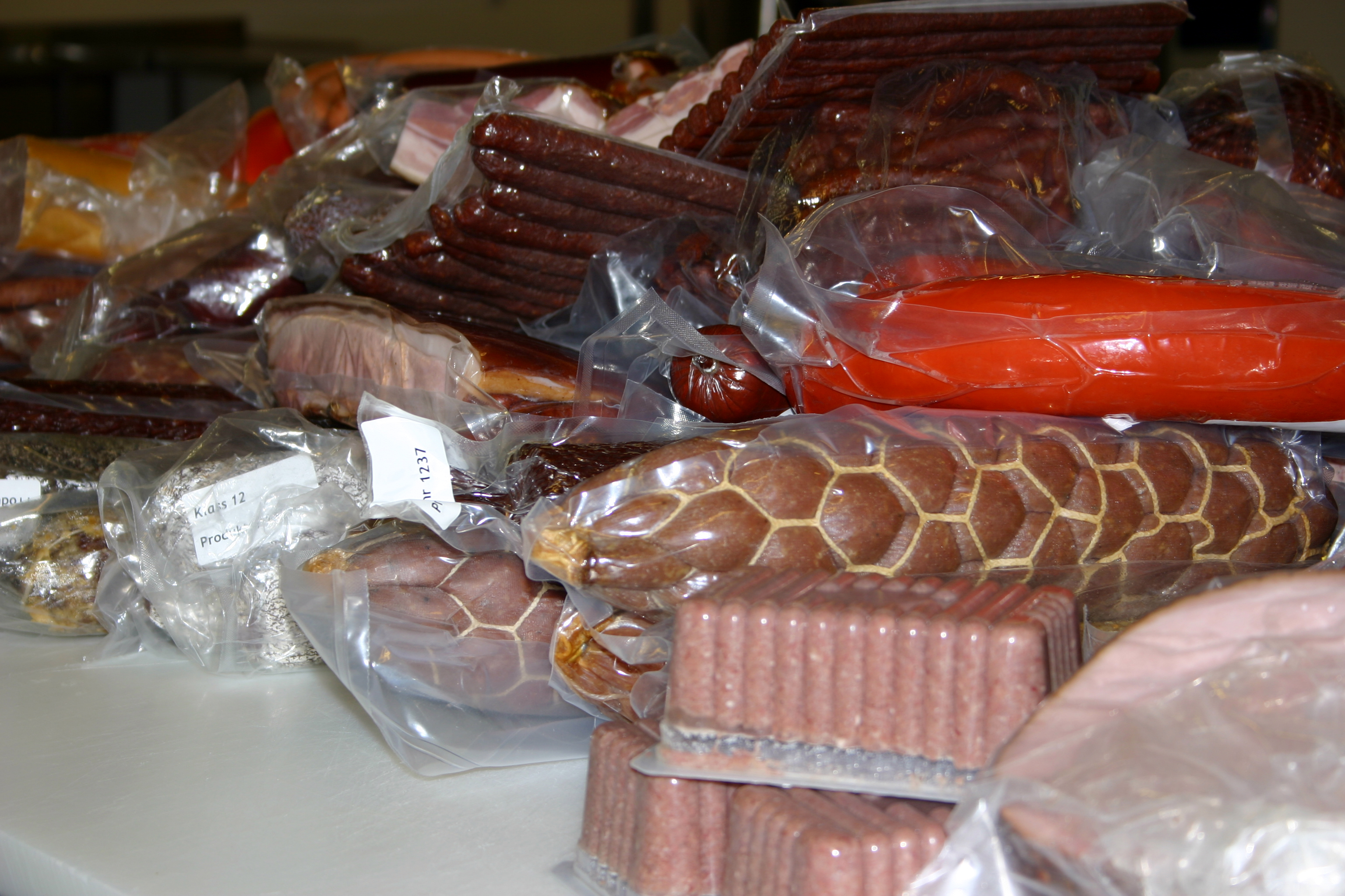 <p><strong>Chark-SM skänker ett ton charkprodukter till Stadsmissionen och Frälsningsarmén</strong><br />
4 oktober 2010</p>
